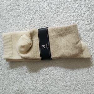 ❣❣  NWT GAP Beige Long Pair of Socks with Snowflake on Ankles